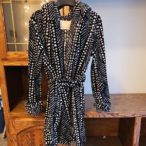 Steve Madden Black and White Patterned Robe